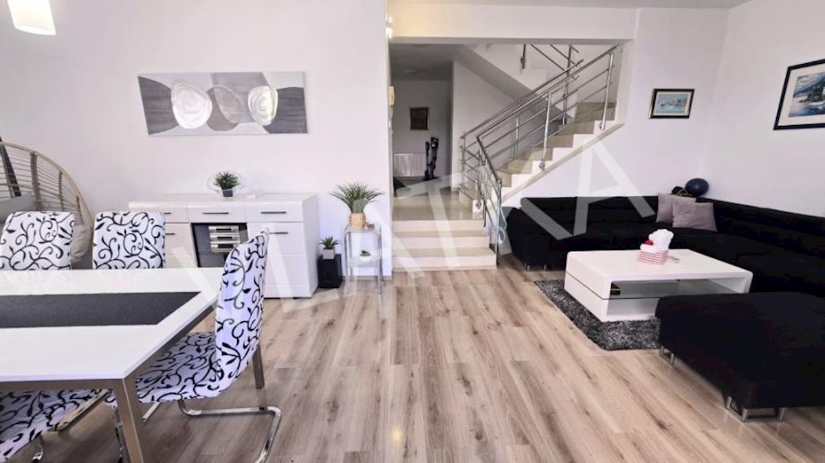 CASA MODERNA CON 7 CAMERE E VISTA SULLA CITTÀ – PODSLJEME