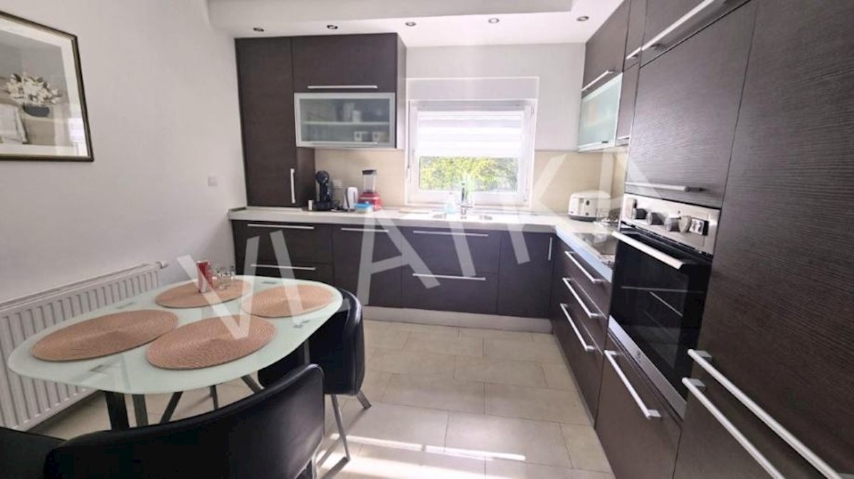 CASA MODERNA CON 7 CAMERE E VISTA SULLA CITTÀ – PODSLJEME