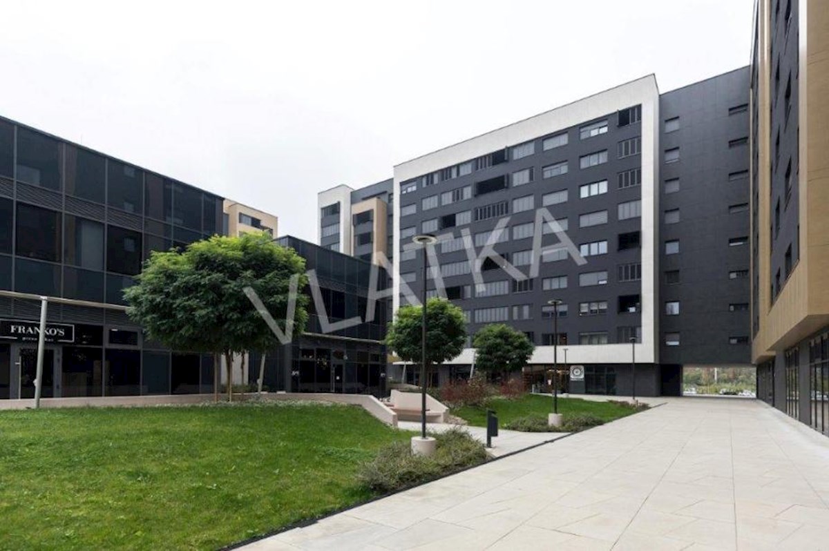 LUSSO APPARTAMENTO DI 4 LOCALI CON LOGGIA E 2 POSTI GARAGE (EDIFICIO VMD)