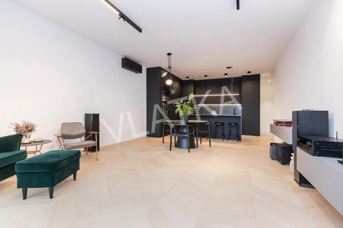 LUSSO APPARTAMENTO DI 4 LOCALI CON LOGGIA E 2 POSTI GARAGE (EDIFICIO VMD)