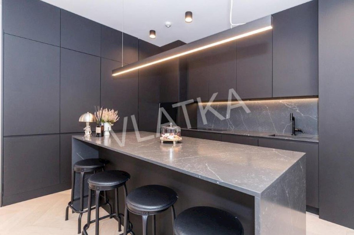 LUSSO APPARTAMENTO DI 4 LOCALI CON LOGGIA E 2 POSTI GARAGE (EDIFICIO VMD)