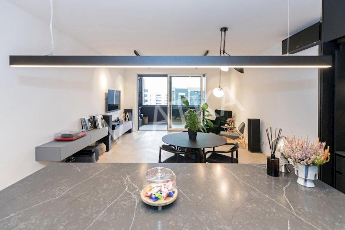 LUSSO APPARTAMENTO DI 4 LOCALI CON LOGGIA E 2 POSTI GARAGE (EDIFICIO VMD)