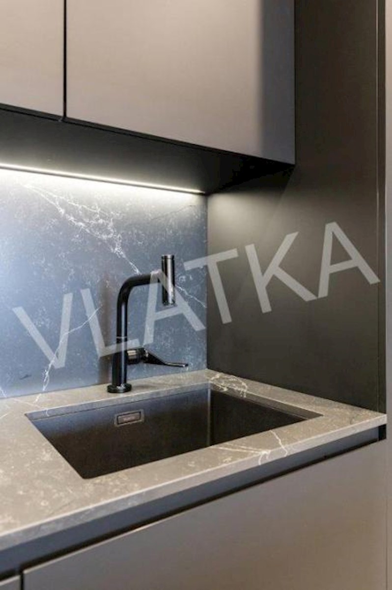 LUSSO APPARTAMENTO DI 4 LOCALI CON LOGGIA E 2 POSTI GARAGE (EDIFICIO VMD)