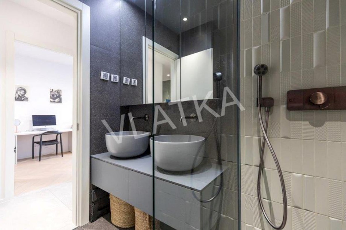 LUSSO APPARTAMENTO DI 4 LOCALI CON LOGGIA E 2 POSTI GARAGE (EDIFICIO VMD)