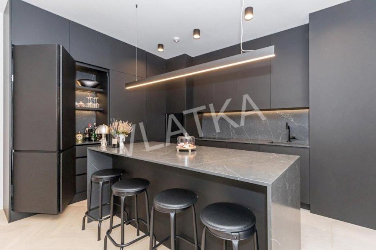 LUSSO APPARTAMENTO DI 4 LOCALI CON LOGGIA E 2 POSTI GARAGE (EDIFICIO VMD)