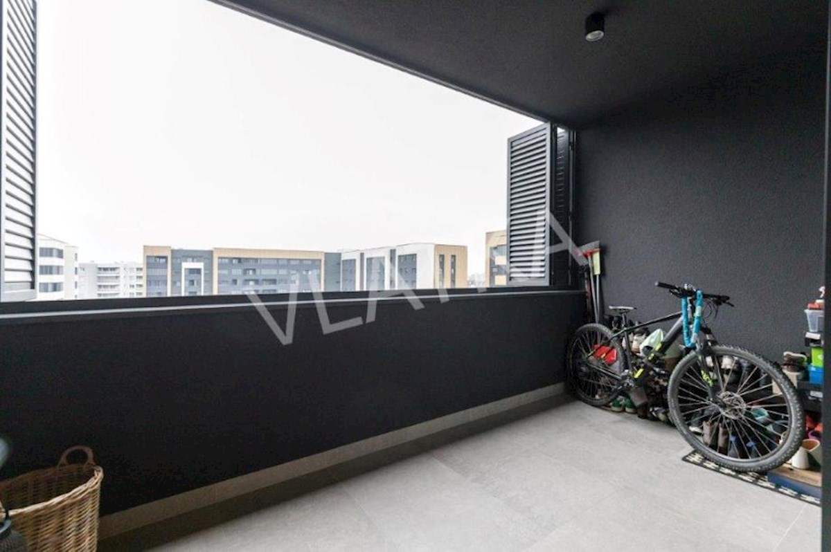 LUSSO APPARTAMENTO DI 4 LOCALI CON LOGGIA E 2 POSTI GARAGE (EDIFICIO VMD)