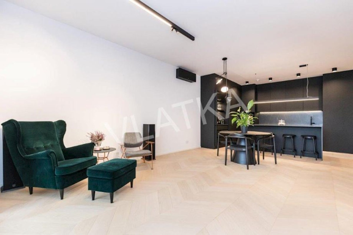 LUSSO APPARTAMENTO DI 4 LOCALI CON LOGGIA E 2 POSTI GARAGE (EDIFICIO VMD)