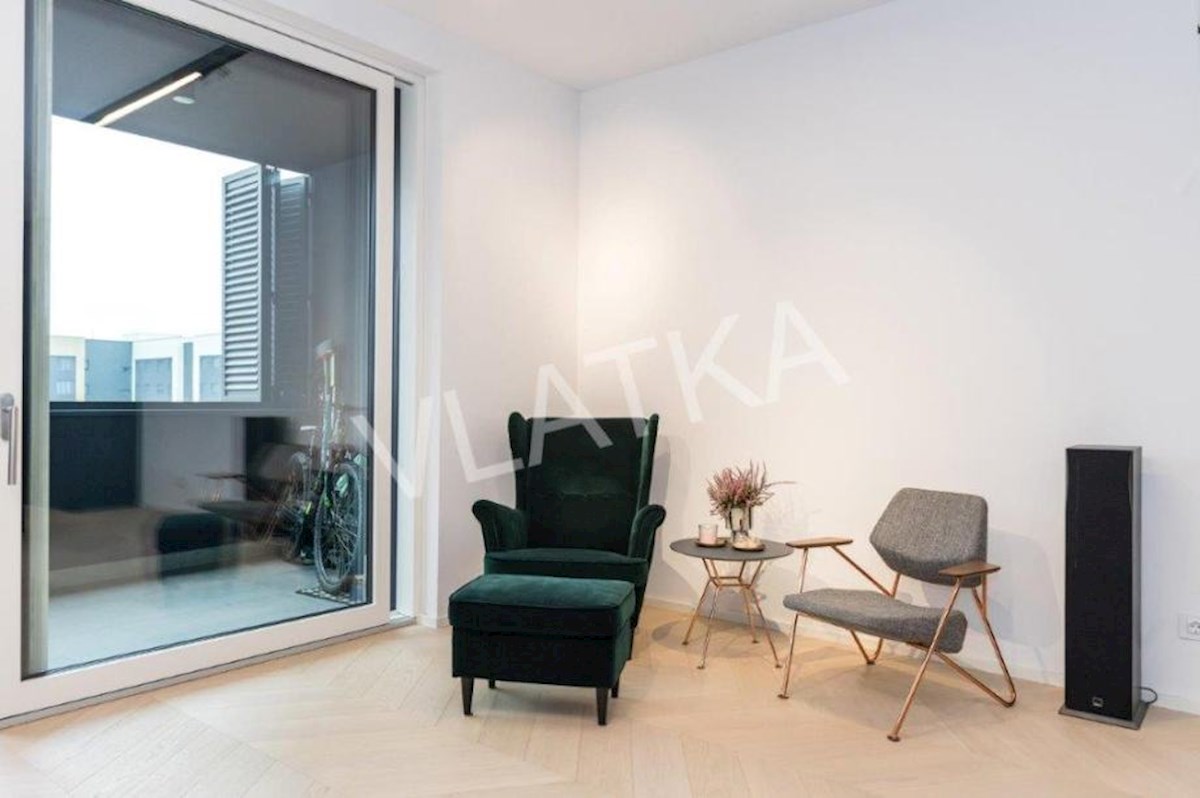 LUSSO APPARTAMENTO DI 4 LOCALI CON LOGGIA E 2 POSTI GARAGE (EDIFICIO VMD)