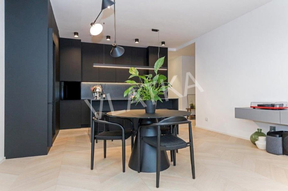 LUSSO APPARTAMENTO DI 4 LOCALI CON LOGGIA E 2 POSTI GARAGE (EDIFICIO VMD)