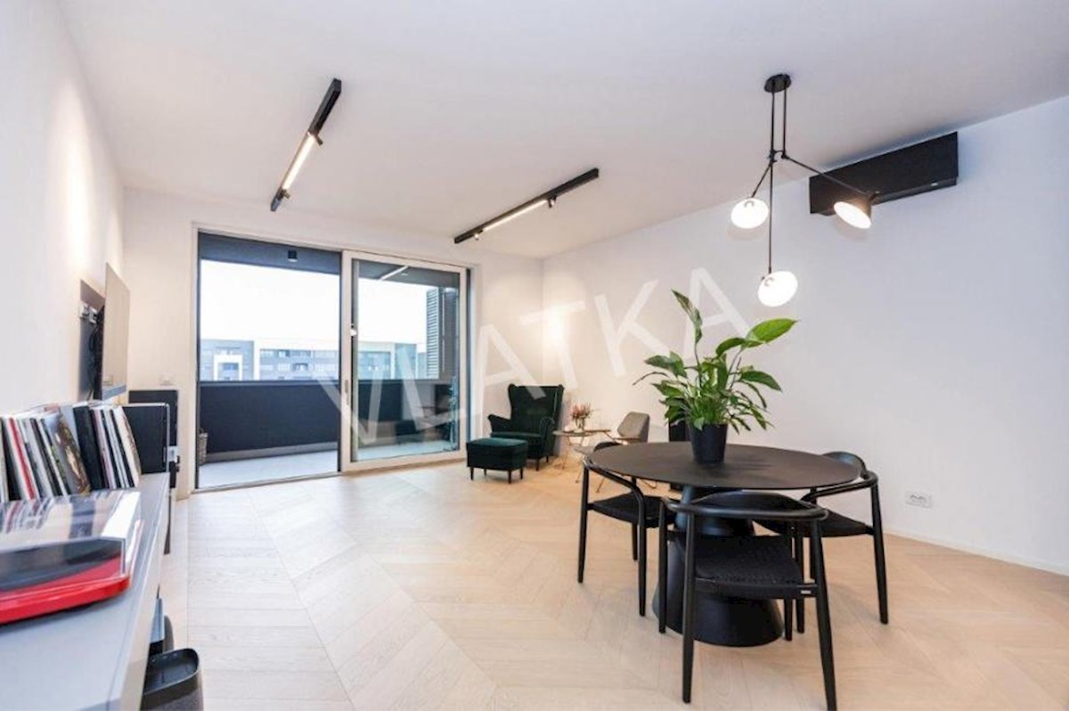 LUSSO APPARTAMENTO DI 4 LOCALI CON LOGGIA E 2 POSTI GARAGE (EDIFICIO VMD)