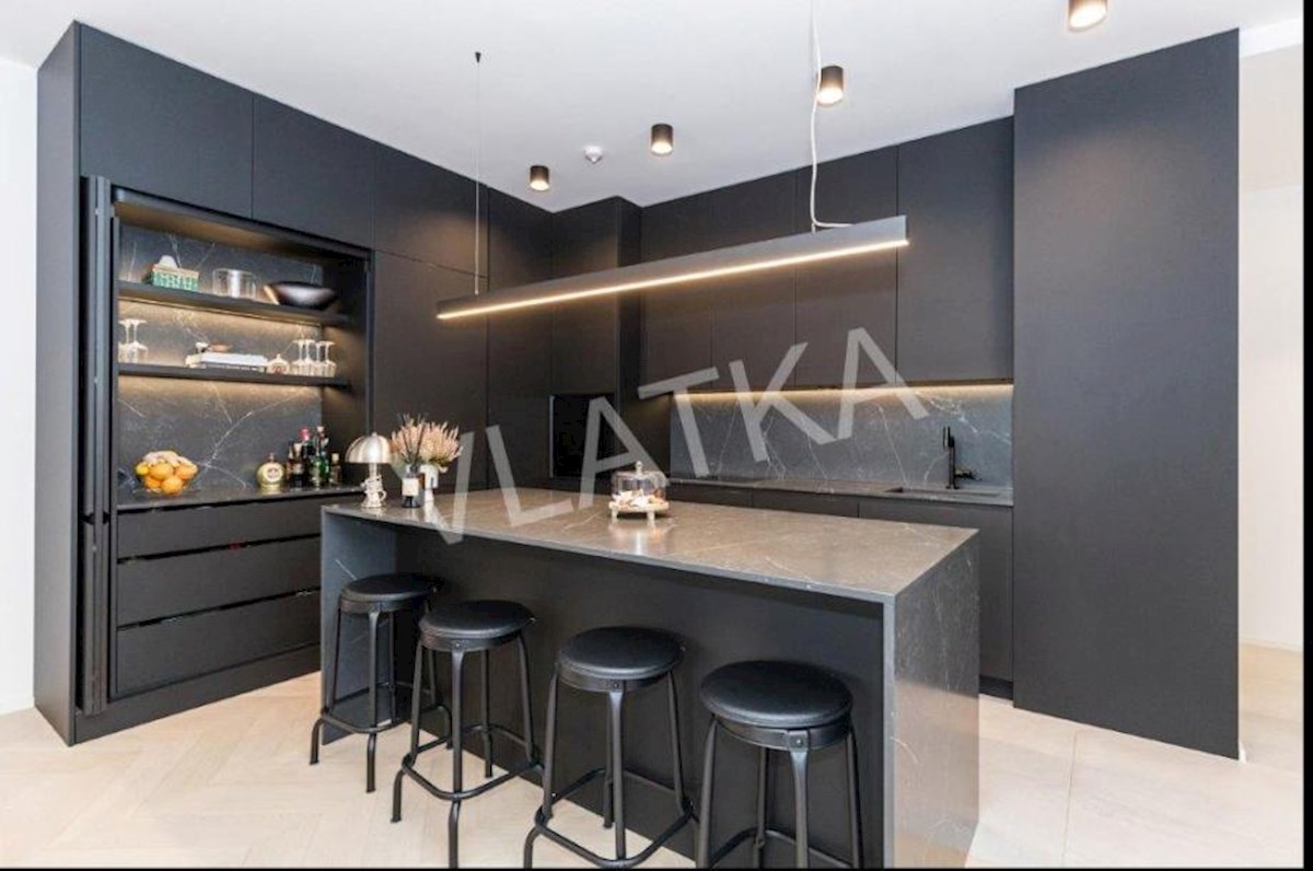 LUSSO APPARTAMENTO DI 4 LOCALI CON LOGGIA E 2 POSTI GARAGE (EDIFICIO VMD)