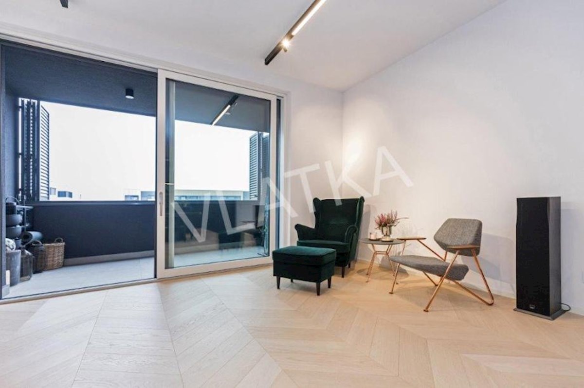 LUSSO APPARTAMENTO DI 4 LOCALI CON LOGGIA E 2 POSTI GARAGE (EDIFICIO VMD)