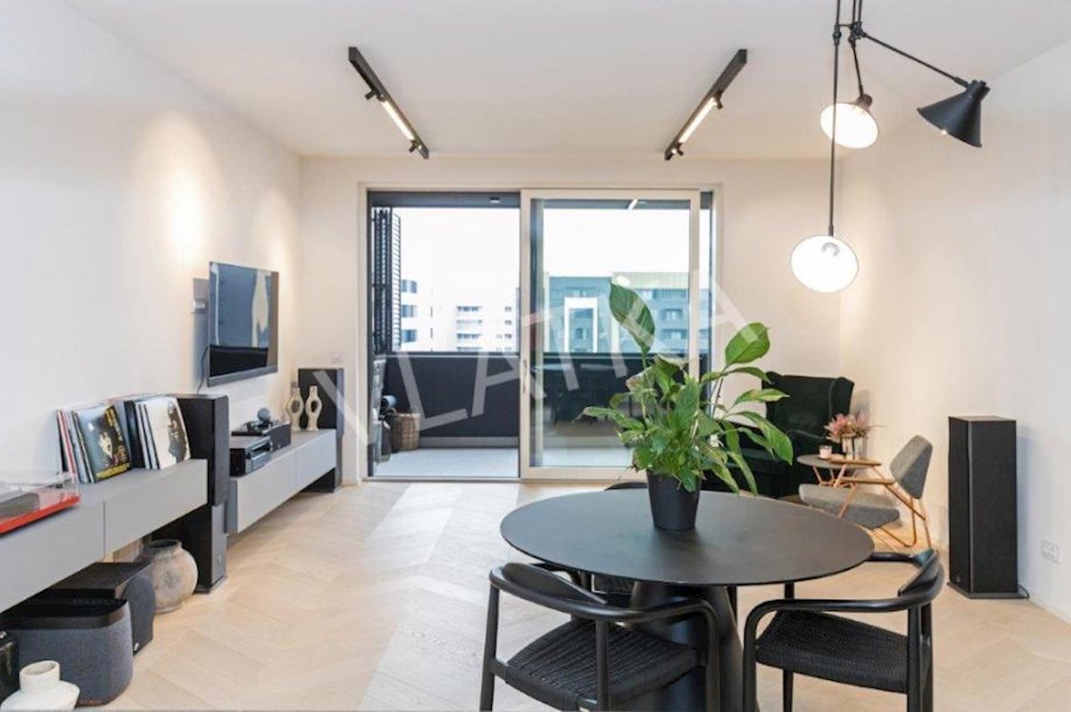 LUSSO APPARTAMENTO DI 4 LOCALI CON LOGGIA E 2 POSTI GARAGE (EDIFICIO VMD)