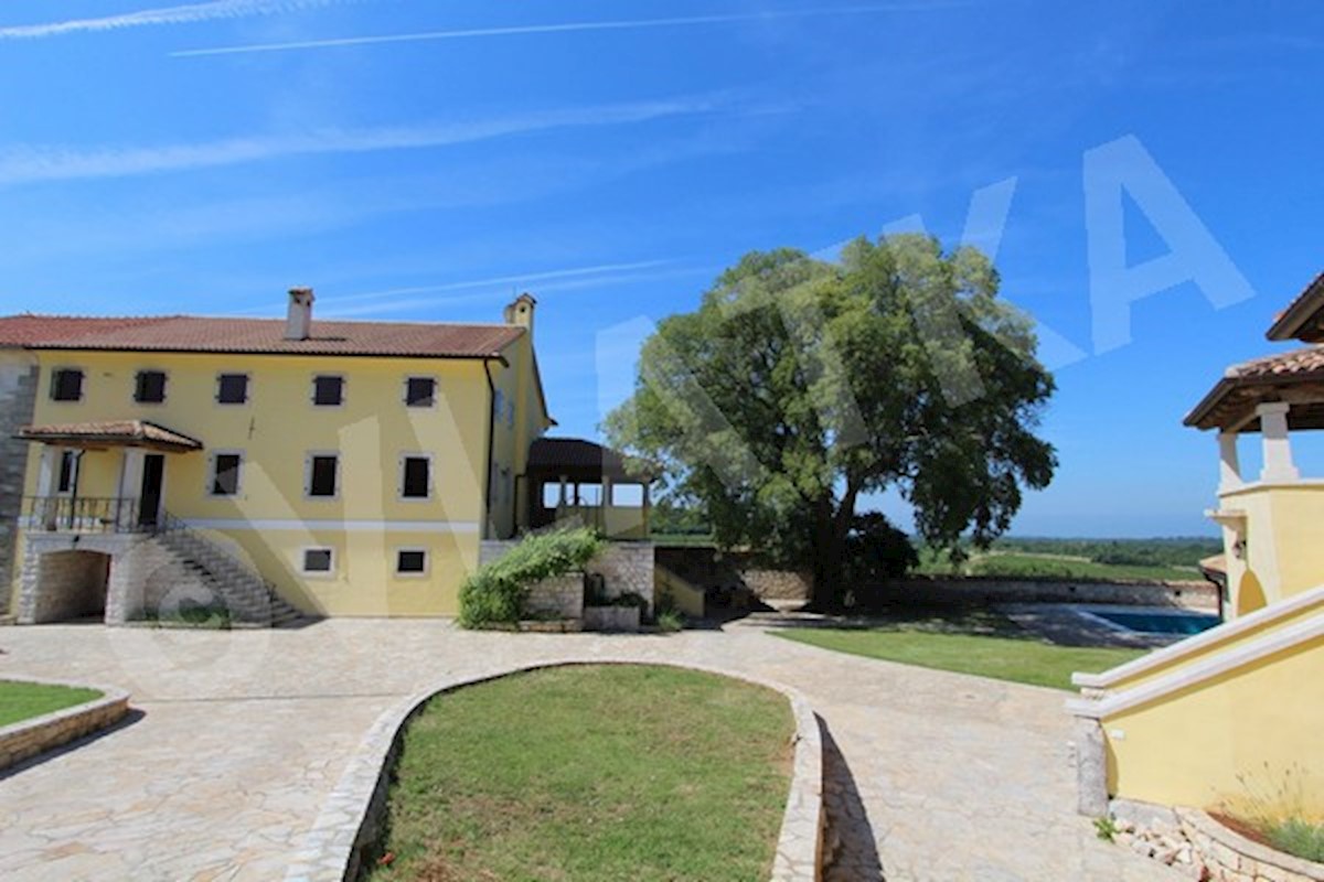 BELLISSIMA VILLA IN PIETRA CON PISCINA A 8 KM DAL MARE