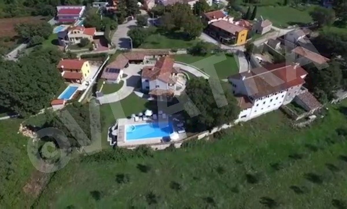 BELLISSIMA VILLA IN PIETRA CON PISCINA A 8 KM DAL MARE