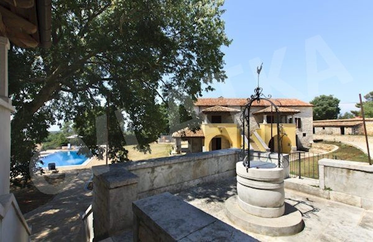 BELLISSIMA VILLA IN PIETRA CON PISCINA A 8 KM DAL MARE