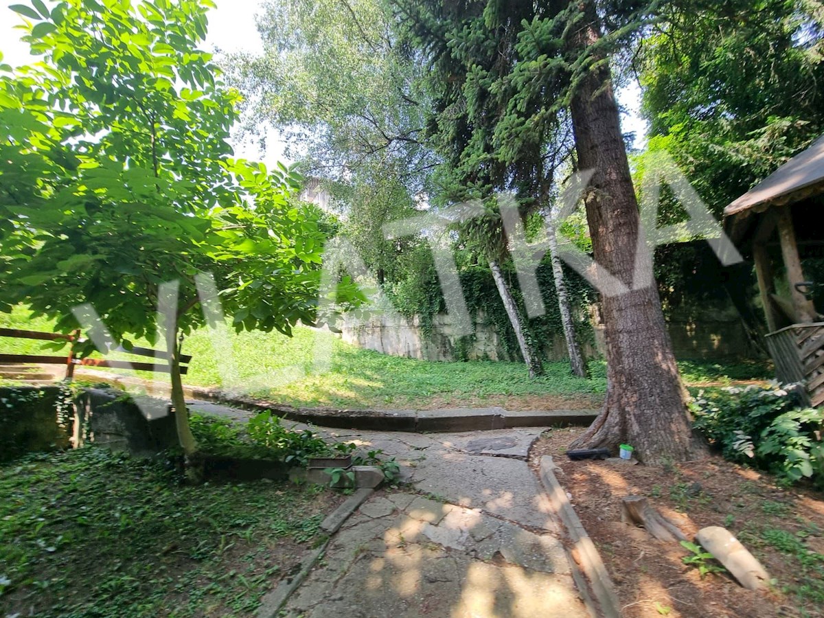 UNA CASA FAMIGLIARE CON UN BELLISSIMO GIARDINO A TUŠKANAC