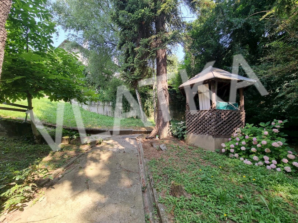 UNA CASA FAMIGLIARE CON UN BELLISSIMO GIARDINO A TUŠKANAC