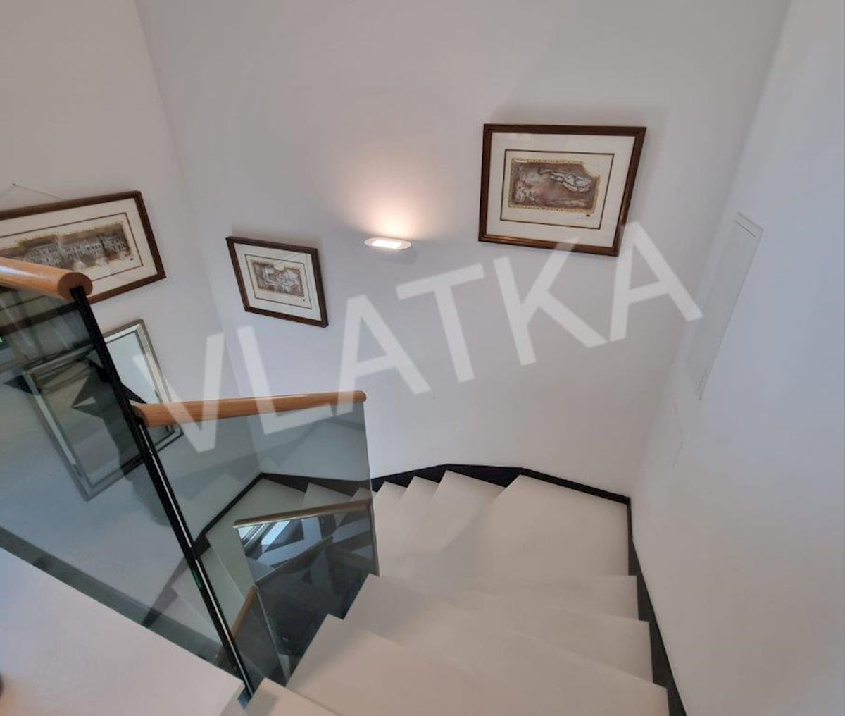 CASA MODERNA CON 9 CAMERE  A MLINOVI