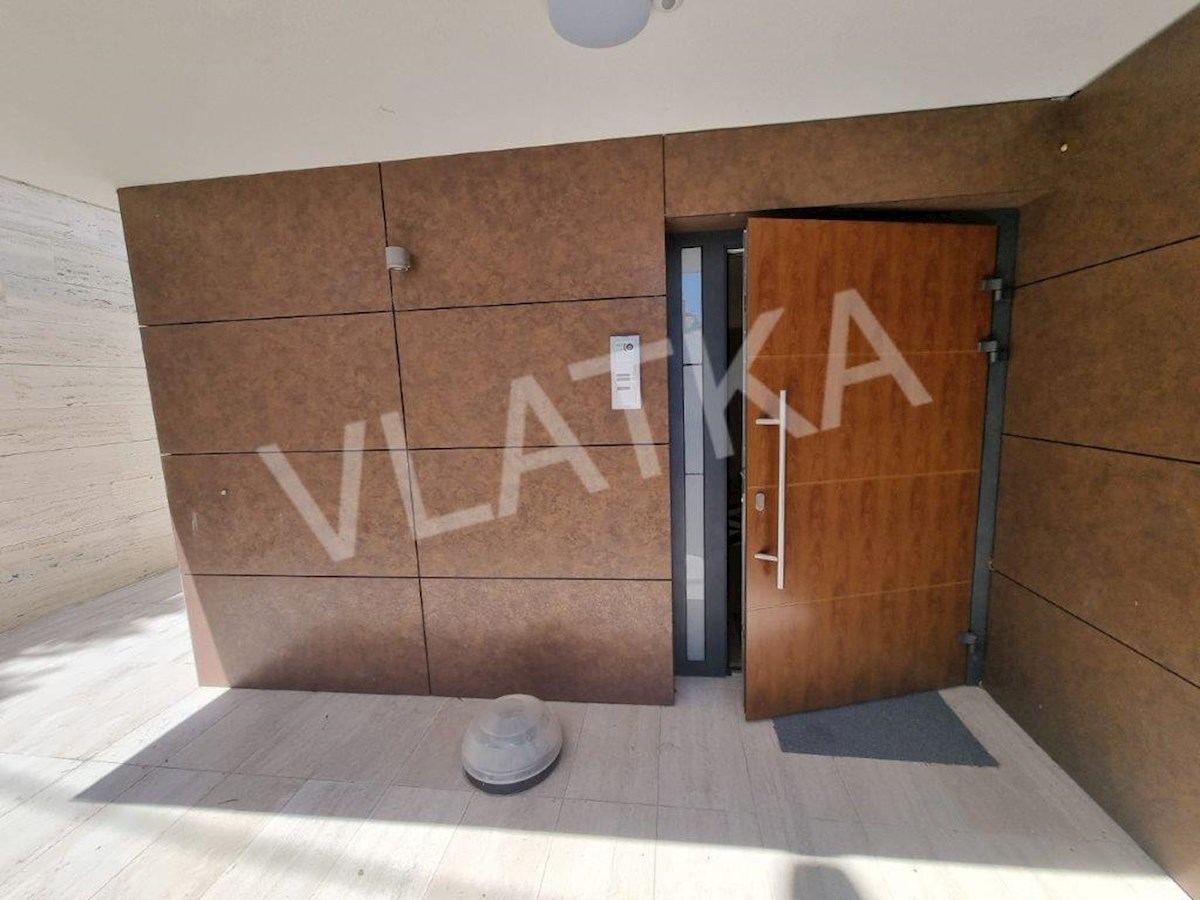 CASA MODERNA CON 9 CAMERE  A MLINOVI