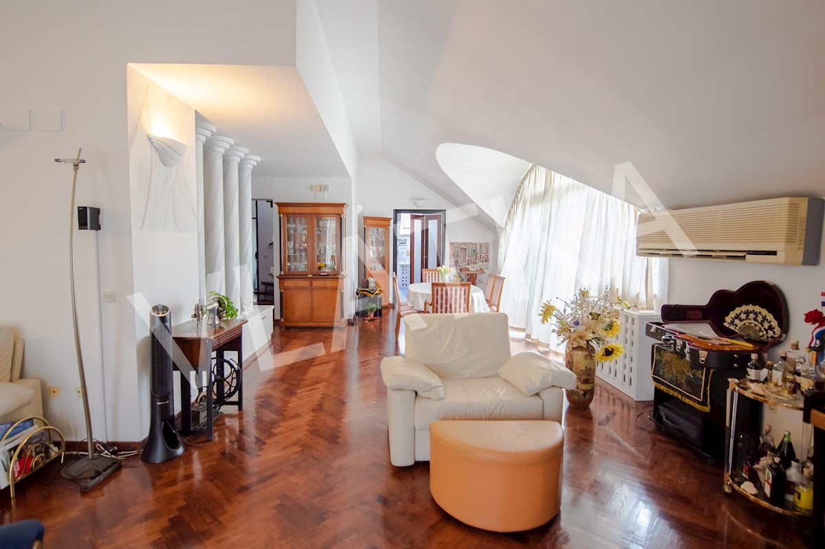 ATTICO CON 4 CAMERE IN UNA POSIZIONE FENOMENALE VICINO AL PARCO MAKSIMIR