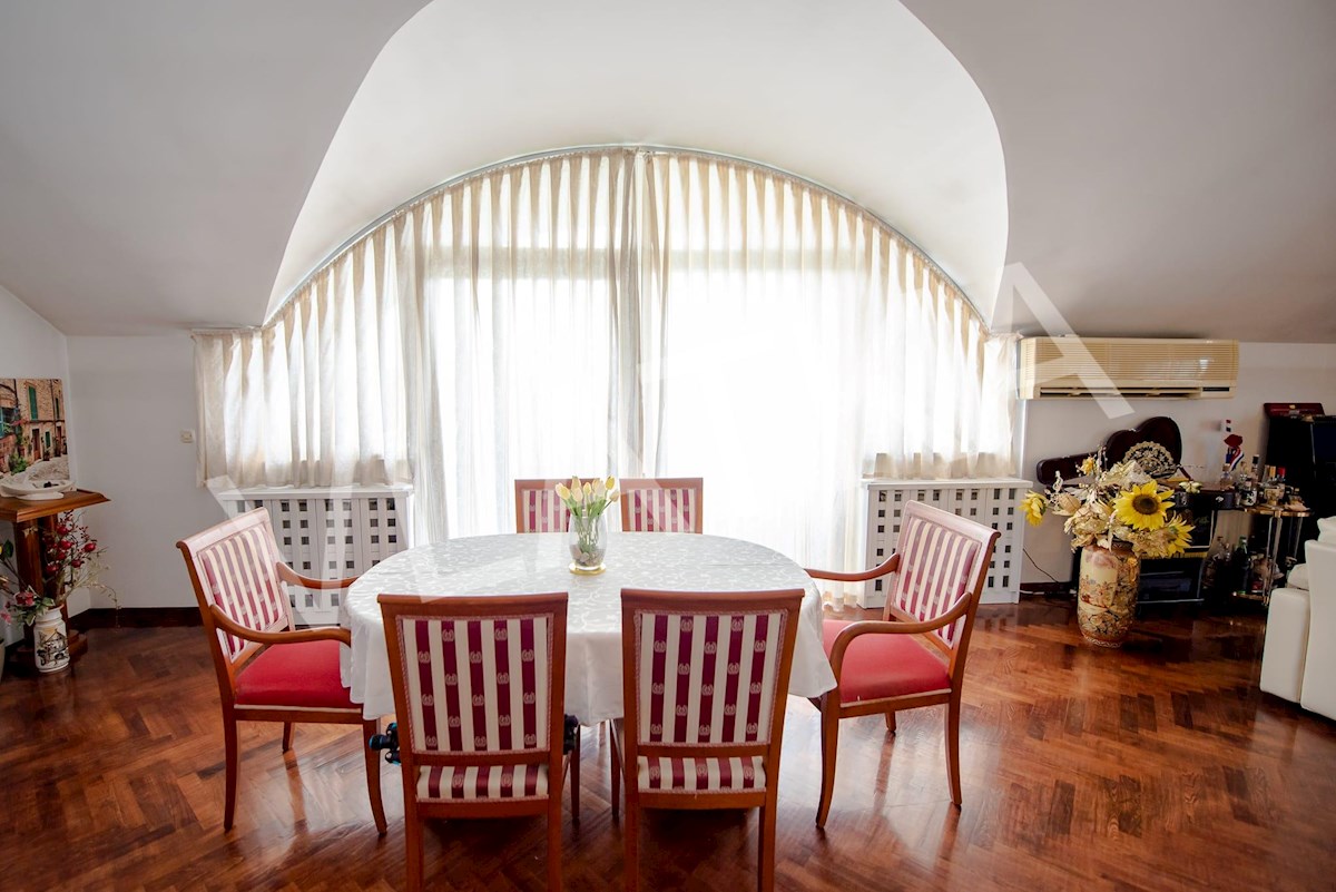 ATTICO CON 4 CAMERE IN UNA POSIZIONE FENOMENALE VICINO AL PARCO MAKSIMIR