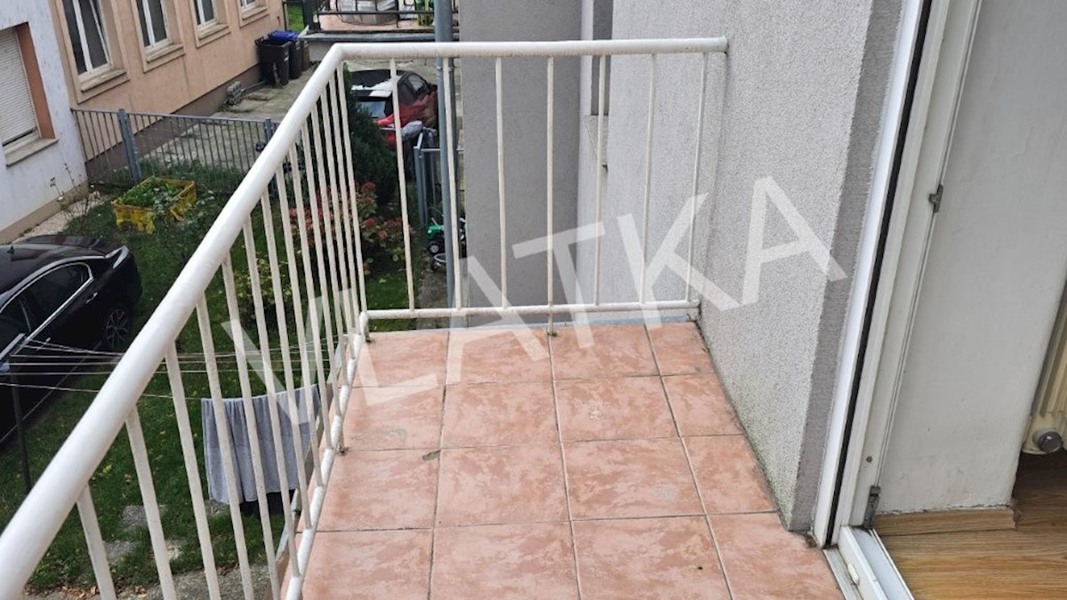 APPARTAMENTO CON 2 CAMERE AL 1° PIANO CON BALCONE E PARCHEGGIO A KNEŽIJA