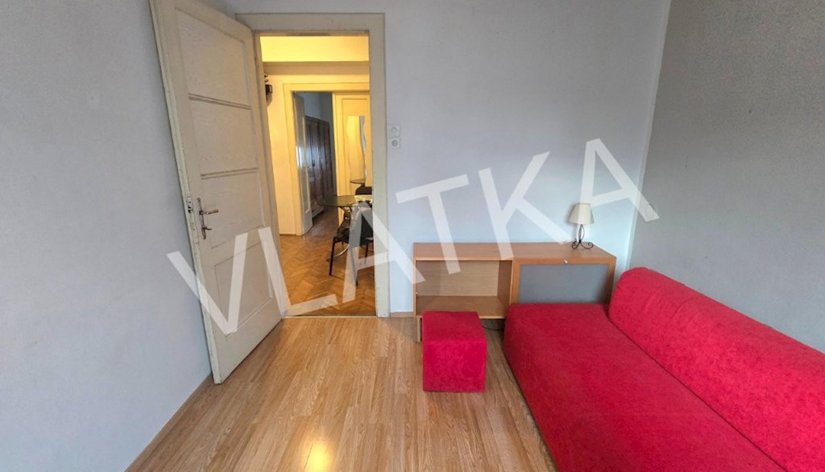 APPARTAMENTO CON 2 CAMERE AL 1° PIANO CON BALCONE E PARCHEGGIO A KNEŽIJA