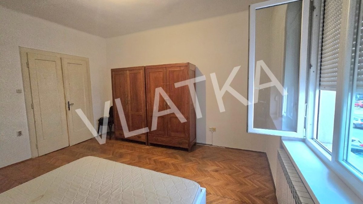 APPARTAMENTO CON 2 CAMERE AL 1° PIANO CON BALCONE E PARCHEGGIO A KNEŽIJA