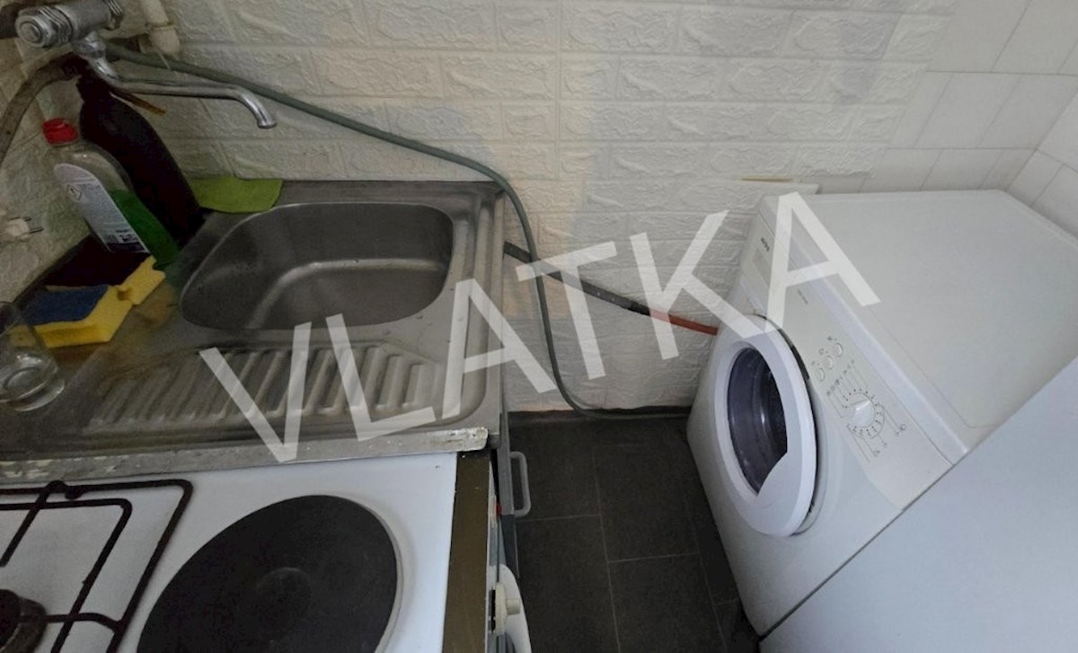 APPARTAMENTO CON 2 CAMERE AL 1° PIANO CON BALCONE E PARCHEGGIO A KNEŽIJA