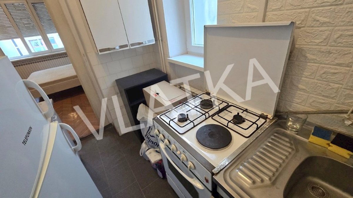 APPARTAMENTO CON 2 CAMERE AL 1° PIANO CON BALCONE E PARCHEGGIO A KNEŽIJA