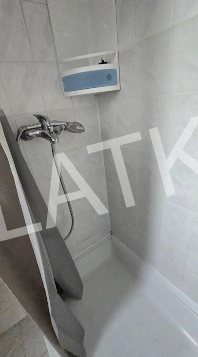 APPARTAMENTO CON 2 CAMERE AL 1° PIANO CON BALCONE E PARCHEGGIO A KNEŽIJA