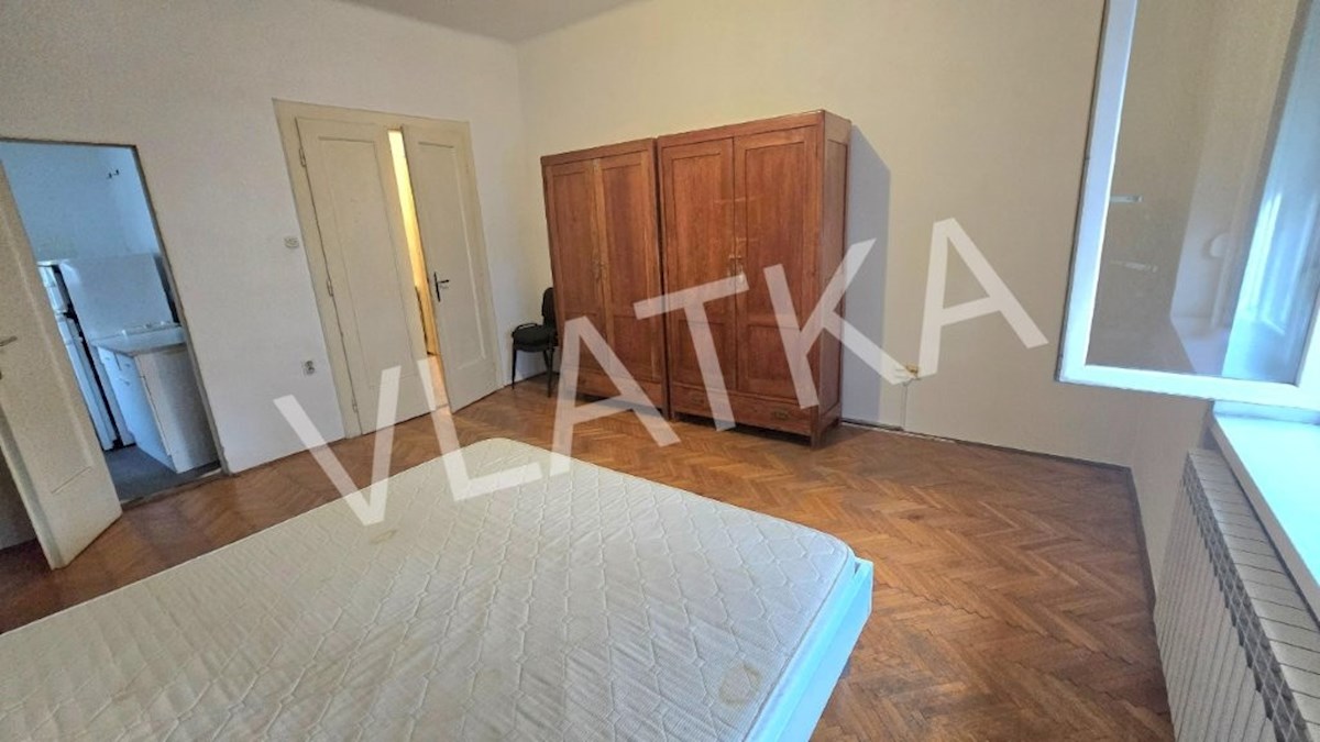 APPARTAMENTO CON 2 CAMERE AL 1° PIANO CON BALCONE E PARCHEGGIO A KNEŽIJA