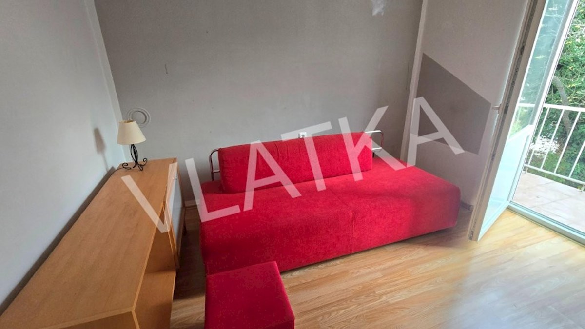 APPARTAMENTO CON 2 CAMERE AL 1° PIANO CON BALCONE E PARCHEGGIO A KNEŽIJA