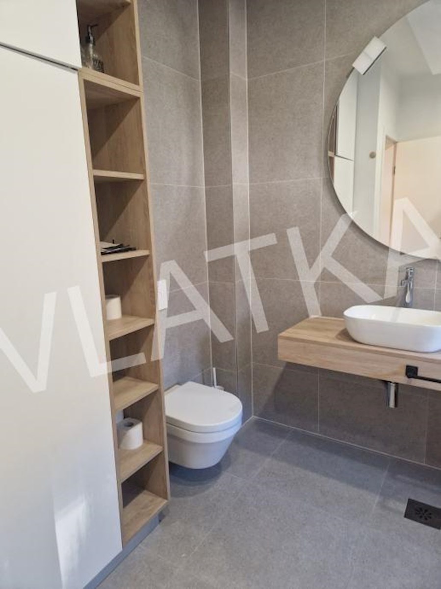 CONFORTEVOLE APPARTAMENTO CON 3 CAMERE CON TERRAZZA, GARAGE E VISTA APERTA SU VRHOVEC