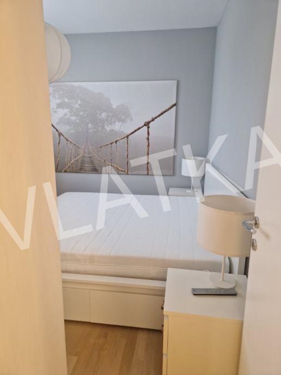 CONFORTEVOLE APPARTAMENTO CON 3 CAMERE CON TERRAZZA, GARAGE E VISTA APERTA SU VRHOVEC