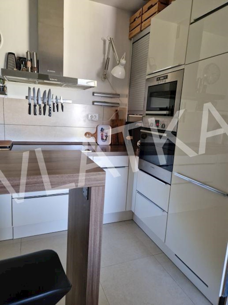 CONFORTEVOLE APPARTAMENTO CON 3 CAMERE CON TERRAZZA, GARAGE E VISTA APERTA SU VRHOVEC