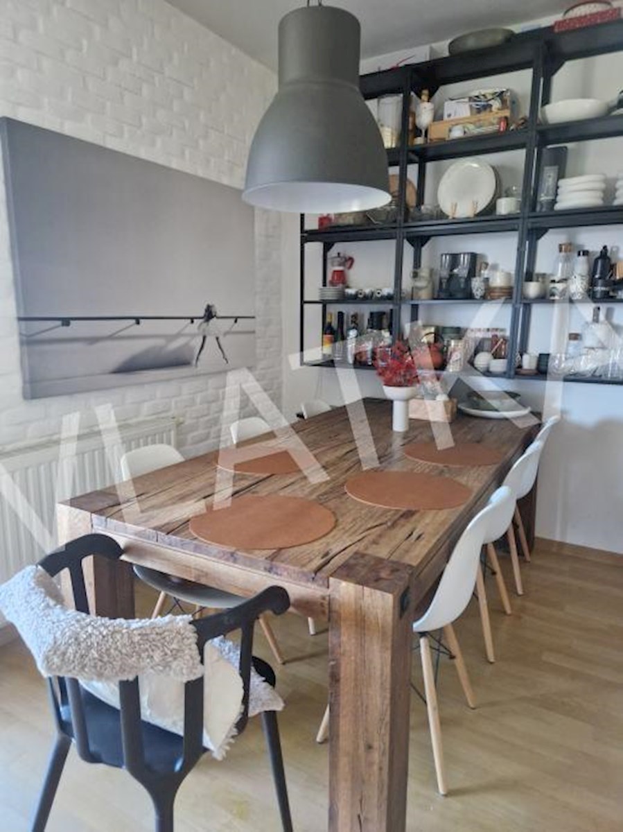 CONFORTEVOLE APPARTAMENTO CON 3 CAMERE CON TERRAZZA, GARAGE E VISTA APERTA SU VRHOVEC