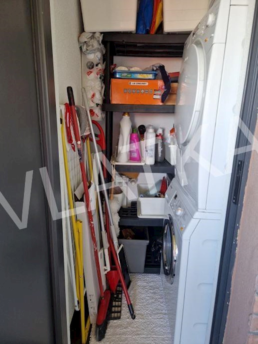 CONFORTEVOLE APPARTAMENTO CON 3 CAMERE CON TERRAZZA, GARAGE E VISTA APERTA SU VRHOVEC