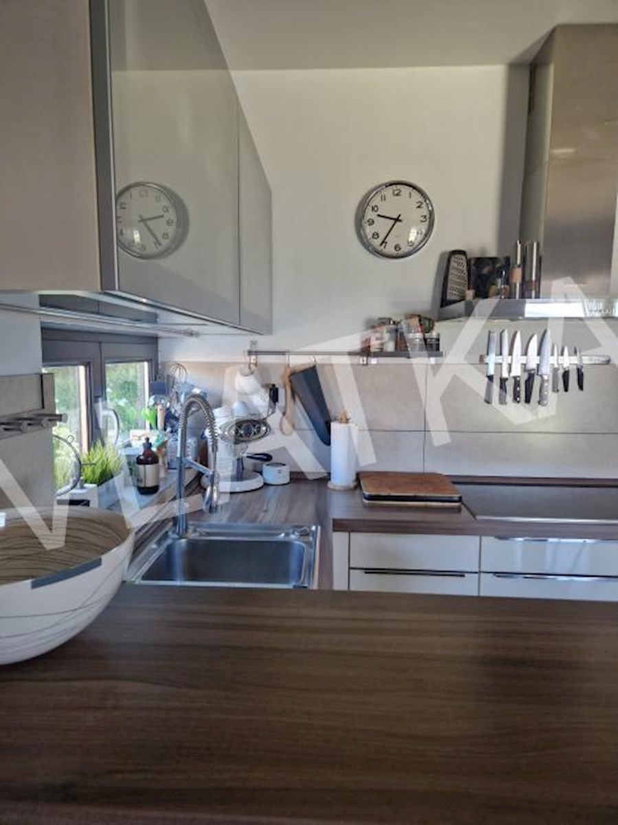 CONFORTEVOLE APPARTAMENTO CON 3 CAMERE CON TERRAZZA, GARAGE E VISTA APERTA SU VRHOVEC