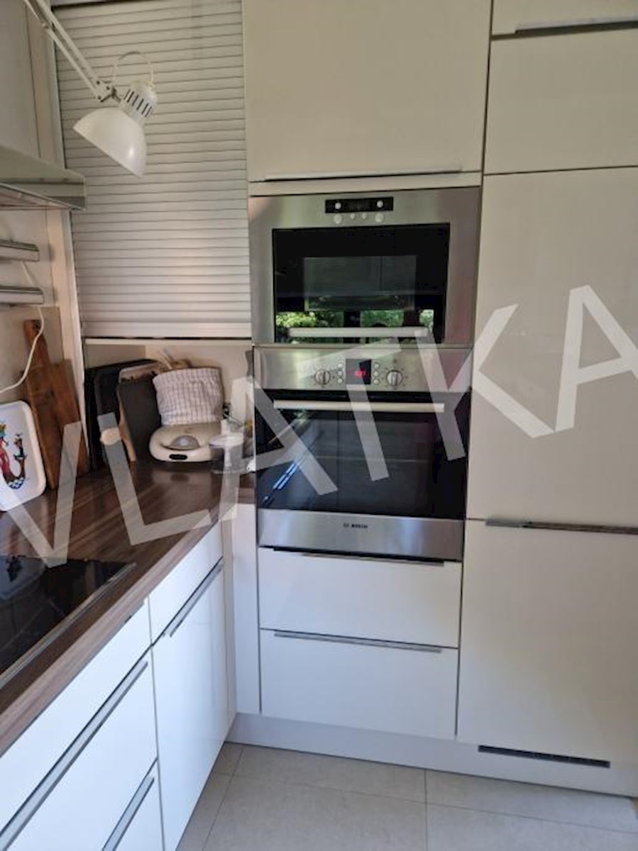 CONFORTEVOLE APPARTAMENTO CON 3 CAMERE CON TERRAZZA, GARAGE E VISTA APERTA SU VRHOVEC