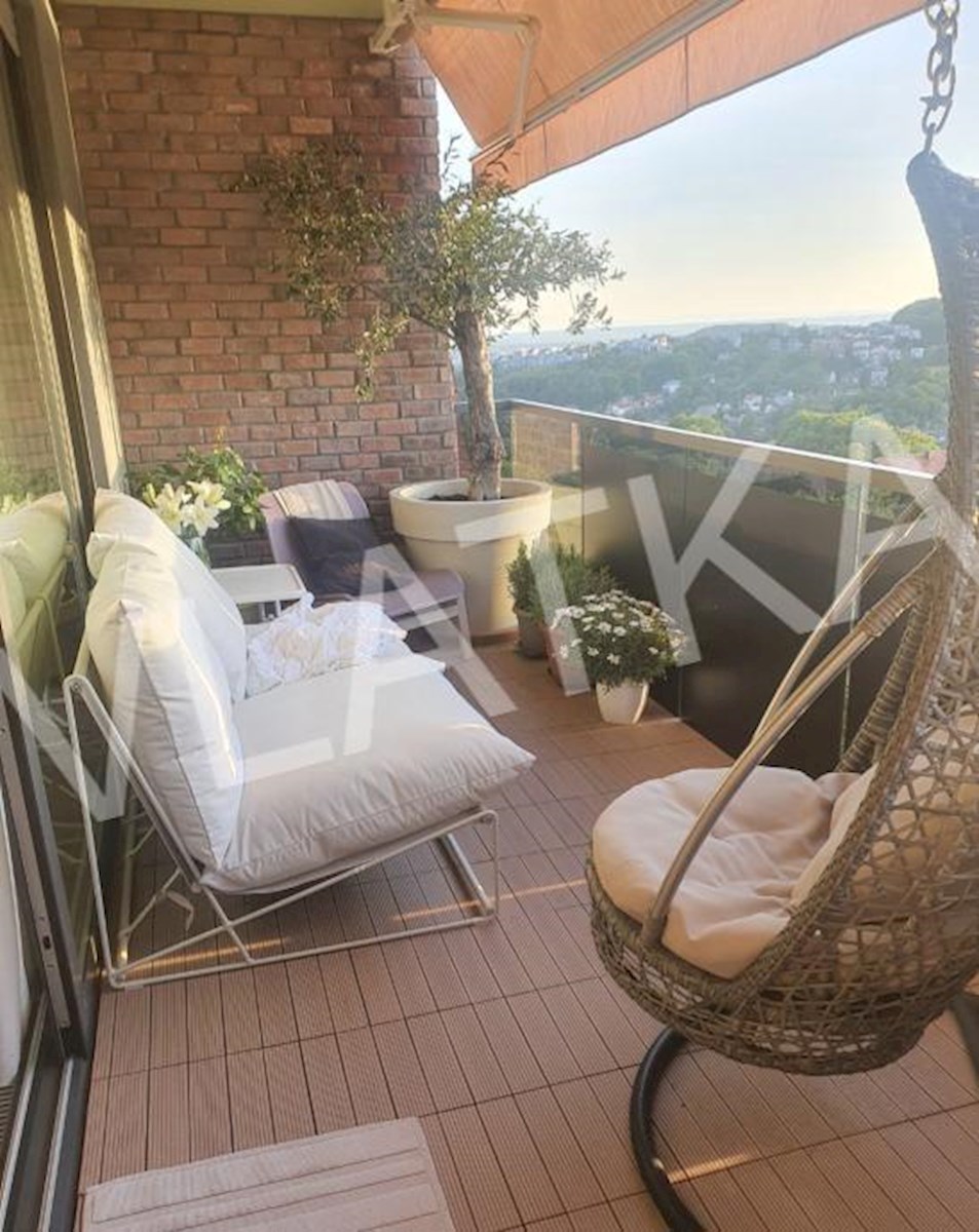 CONFORTEVOLE APPARTAMENTO CON 3 CAMERE CON TERRAZZA, GARAGE E VISTA APERTA SU VRHOVEC