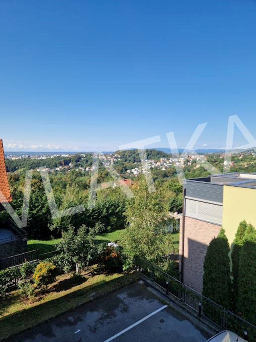 CONFORTEVOLE APPARTAMENTO CON 3 CAMERE CON TERRAZZA, GARAGE E VISTA APERTA SU VRHOVEC