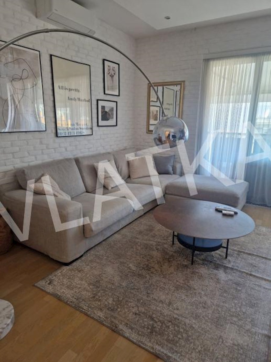 CONFORTEVOLE APPARTAMENTO CON 3 CAMERE CON TERRAZZA, GARAGE E VISTA APERTA SU VRHOVEC