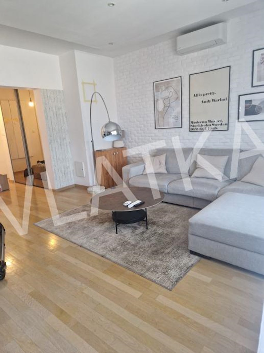 CONFORTEVOLE APPARTAMENTO CON 3 CAMERE CON TERRAZZA, GARAGE E VISTA APERTA SU VRHOVEC