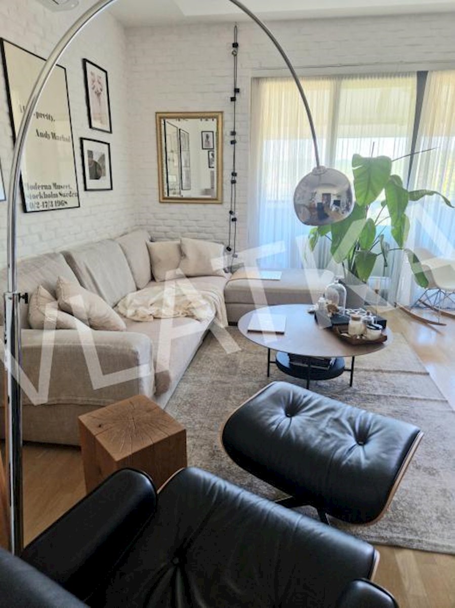 CONFORTEVOLE APPARTAMENTO CON 3 CAMERE CON TERRAZZA, GARAGE E VISTA APERTA SU VRHOVEC