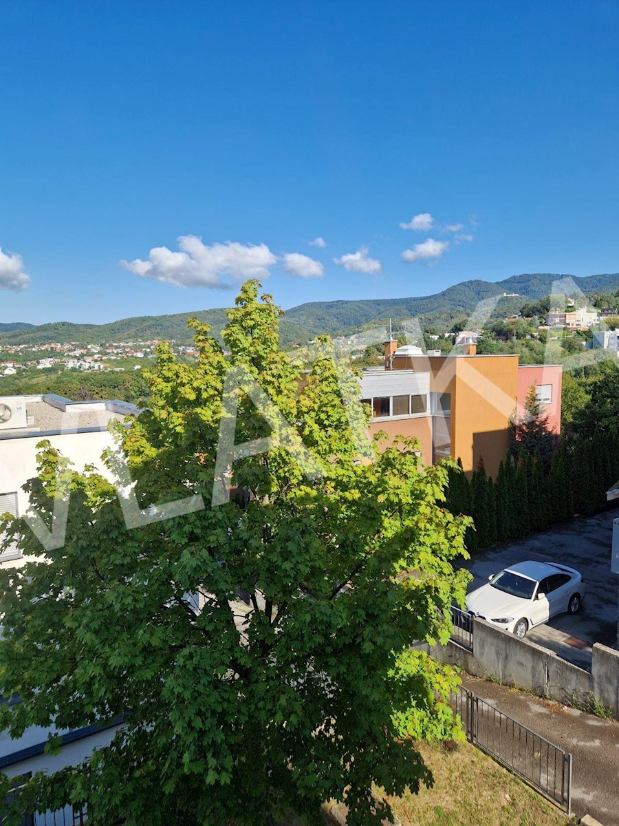 CONFORTEVOLE APPARTAMENTO CON 3 CAMERE CON TERRAZZA, GARAGE E VISTA APERTA SU VRHOVEC