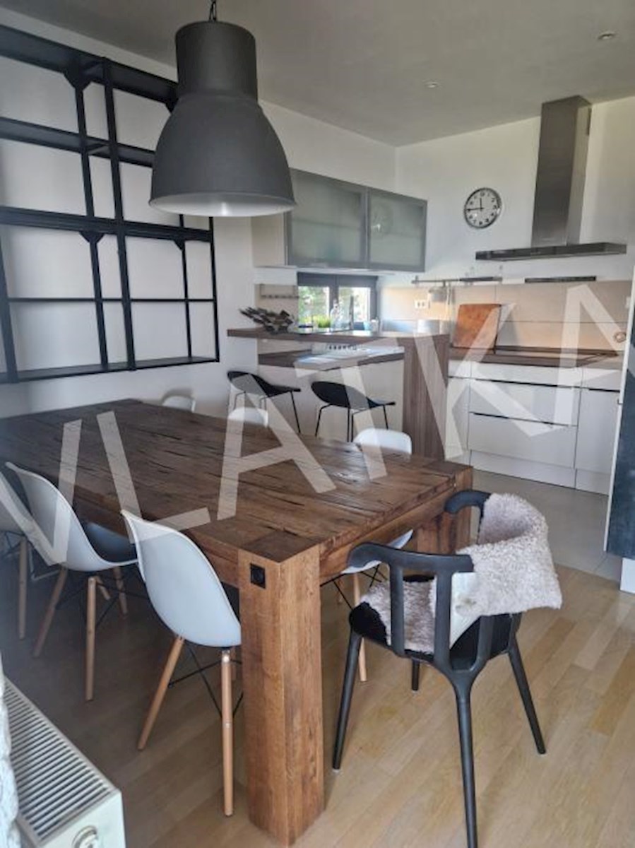 CONFORTEVOLE APPARTAMENTO CON 3 CAMERE CON TERRAZZA, GARAGE E VISTA APERTA SU VRHOVEC