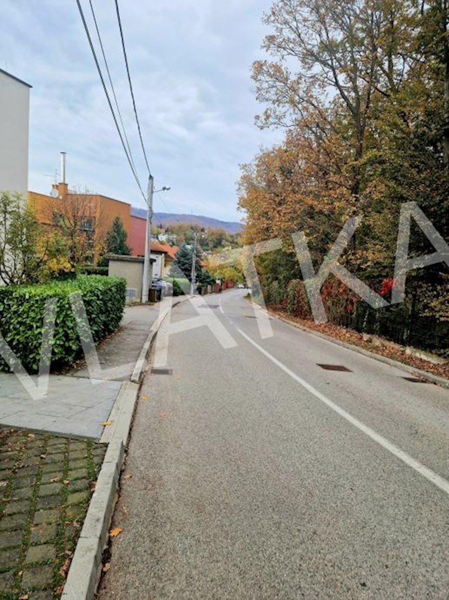 CONFORTEVOLE APPARTAMENTO CON 3 CAMERE CON TERRAZZA, GARAGE E VISTA APERTA SU VRHOVEC