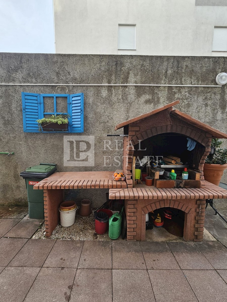 NOVI VINODOLSKI - appartamento al piano terra con 2 camere, 2 bagni e giardino